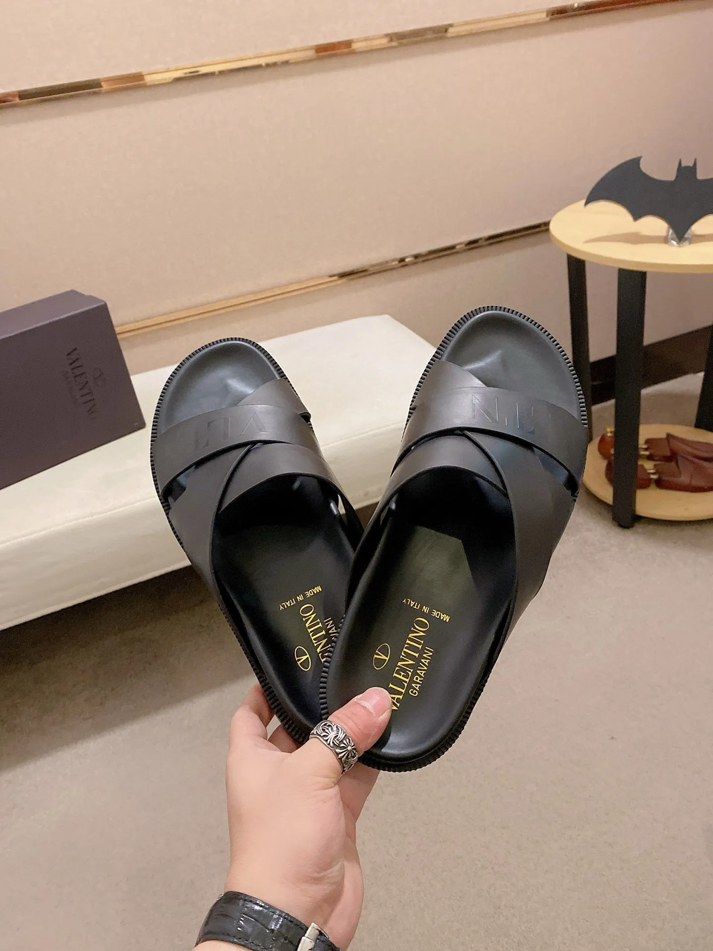 Men's shoes💰: 440💰[Valentino] New men's boutique slippers, counter quality, classic plaid, the actual workmanship is quite complex🔰The uppers are made of imported fabrics➕🐑Sheepskin lining, which tests the craftsman's craftsmanship➕original PU outsole. Size: 38-44 (45 can be customized, non-refundable)